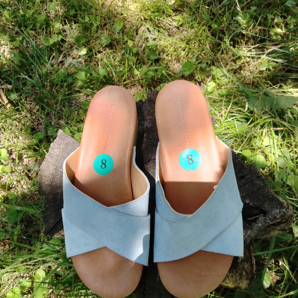 🔥⚡️Super Slasher Sale!🔥⚡️Donna Toscana Sandals in size 8